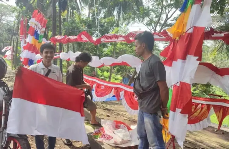 Omset Penjual Bendera Merah Putih di Pandeglang Meningkat