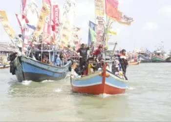 Gunakan kapal yang sudah dihias, para nelayan berlayar ke tengah laut untuk membuang kepala kerbau, dalam acara ruat laut, Minggu (14/8/2022). (ISTIMEWA)
