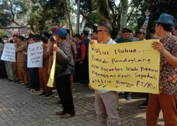 Para RT/RW berunjukrasa, di Gedung DPRD Pandeglang, Kamis (18/8/2022). (ISTIMEWA)