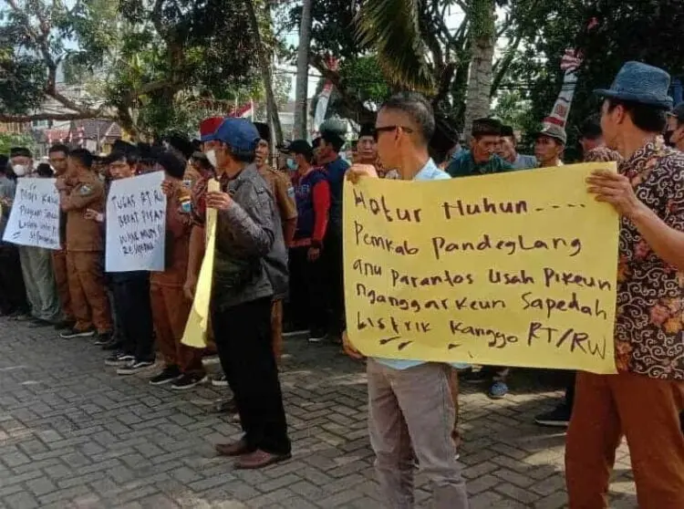 Para RT/RW berunjukrasa, di Gedung DPRD Pandeglang, Kamis (18/8/2022). (ISTIMEWA)