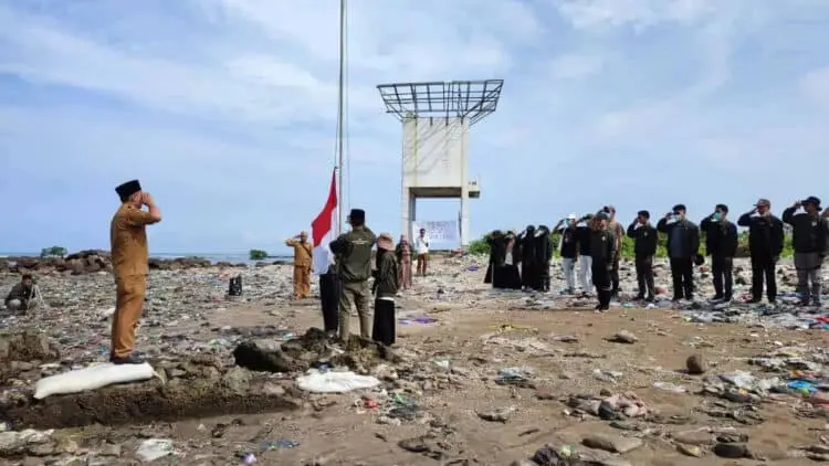 Kritik Pemerintah, Peserta KKN Staisman Upacara Bendera Diantara Tumpukan Sampah di Desa Teluk Labuan Pandeglang