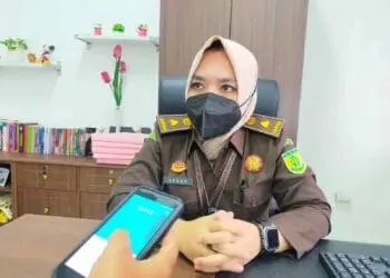 Kasi Barang Bukti dan Barang Rampasan Kejari Pandeglang, Dessy Iswandari, sedang diwawancarai wartawan, di kantornya, Selasa (30/8). (ISTIMEWA)