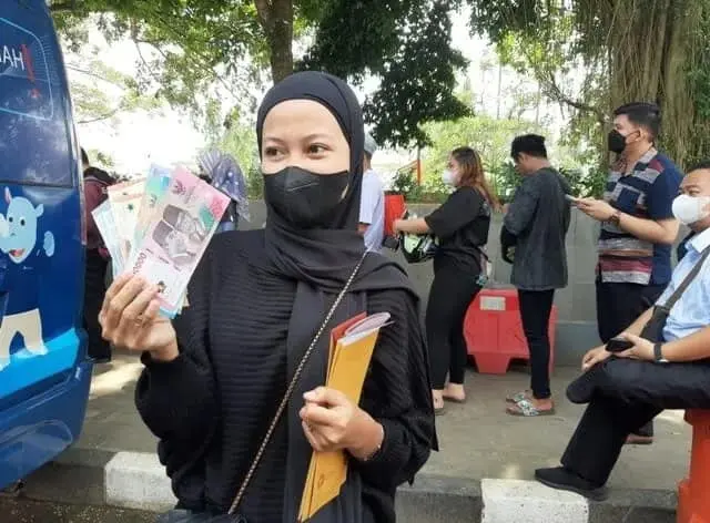 Warga Lebak Antusias Berburu Uang Kertas Pecahan Baru
