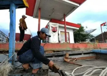 SANDAR–Para nelayan menyandarkan kapalnya, karena tidak dapat melaut, akibat kesulitan mendapatkan BBM jenis Solar bersubsidi. (ISTIMEWA)