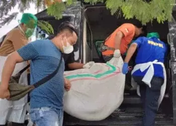 Mayat dalam karung di evakuasi. (ISTIMEWA)