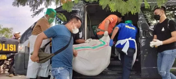 Mayat dalam karung di evakuasi. (ISTIMEWA)