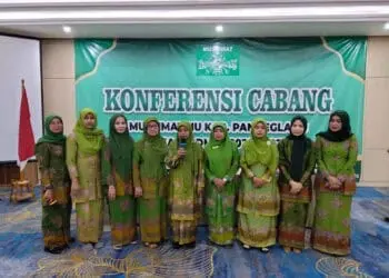 Para pengurus Muslimat NU Kabupaten Pandeglang sedang foto bersama usai acara Konferensi Cabang disalah satu hotel di Carita, Rabu (3/8/2022). (ISTIMEWA)
