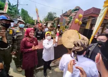 Bupati Serang Ratu Tatu Chasanah, membuka Festival Desa Wisata Cikolelet (FDWC). (ISTIMEWA)