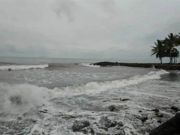 Gelombang laut berpotensi tinggi di perairan Cinangka, Anyer, Kabupaten Serang, Senin (8/8/2022). (HERMAN SAPUTRA/SATELITNEWS.ID)