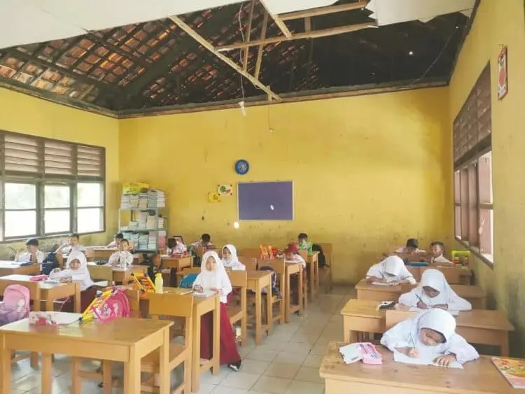 Plafon Rusak, Atap SDN Bonisari Terancam Ambruk