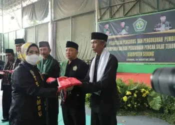 Secara simbolis, Bupati Serang Ratu Tatu Chasanah, menyerahkan bendera kepada salah satu perguruan silat di Kabupaten Serang belum lama ini. (ISTIMEWA)