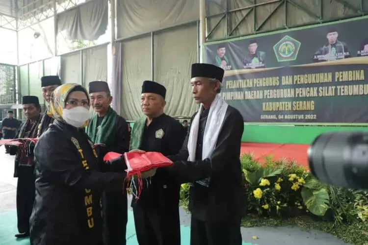 Tumbuhkan Jiwa Nasionalisme, Kesbangpol Kabupaten Serang Bagikan Ribuan Bendera Merah Putih