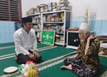 Pj Gubernur Banten, Al Muktabar, berbincang dengan Abuya KH. Muhtadi di kediamannya, Rabu (10/8/2022). (ISTIMEWA)