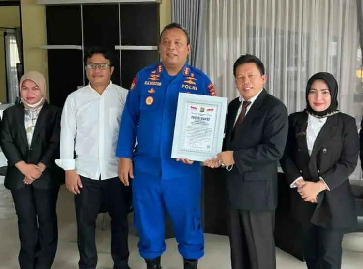Direktur Eksekutif Lemkapi, Edi Saputra Hasibuan (pakai jas hitam), menyerahkan dokumen penghargaan kepada Dirpolairud Polda Banten Kombes Pol Giuseppe Reinhard Gultom, di ruang kerjanya, Kamis (11/8/2022). (ISTIMEWA)