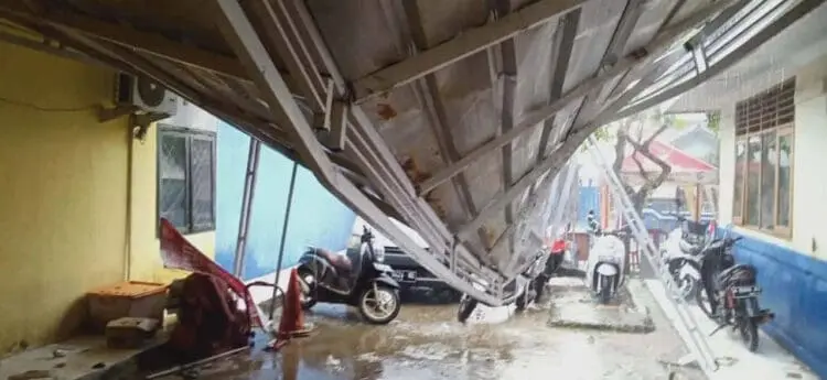 Menimpa Motor, Kanopi Kantor Camat Bojong Ambruk