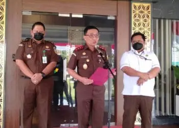 BERI KETERANGAN - Kajati Banten Leonard Eben Ezer, berikan keterangan soal dugaan kasus korupsi Bank Banten. (DOKUMEN/SATELITNEWS.ID)