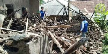Rumah Roboh di Mandalawangi Pandeglang, Seorang Kakek Nyaris Tertimpa Reruntuhan