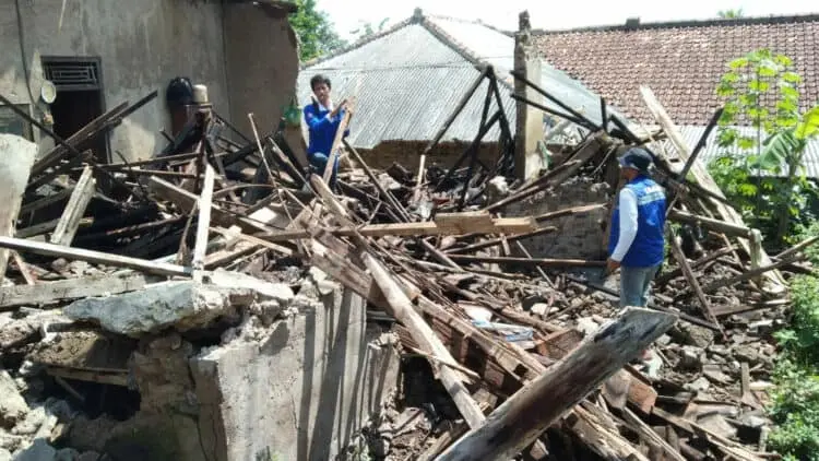 Rumah Roboh di Mandalawangi Pandeglang, Seorang Kakek Nyaris Tertimpa Reruntuhan