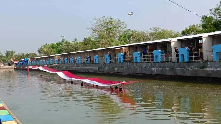 Warga Banten Lama Kibarkan Bendera 50 Meter di Kanal Surosowan