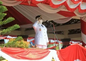 Bupati Pandeglang, Irna Narulita, sedang memberi hormat kepada bendera merah putih saat upacara HUT RI ke 77 Tahun 2022, di Alun-alun Pandeglang, Rabu (17/8/2022). (ISTIMEWA)
