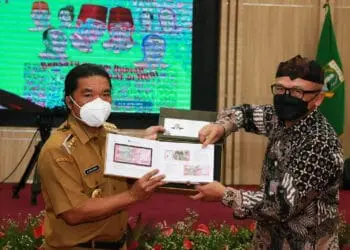 PJ Gubernur Banten Al Muktabar, terima cenderamata spesial dari BI Perwakilan Banten, Kamis (18/8/2022). (LUTHFI/SATELITNEWS.ID)