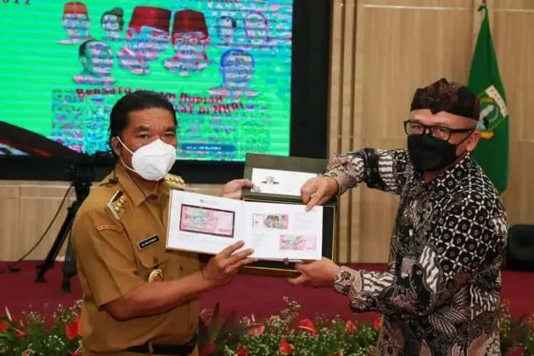 BI Launching Uang Pecahan Baru, Pj Gubernur Al Muktabar Mendapat Cinderamata Spesial