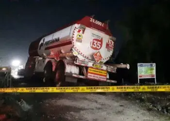 Sopir Lompat, Truk Pertamina Melaju Sendirian Tabrak Mobil dan Pembatas Jembatan