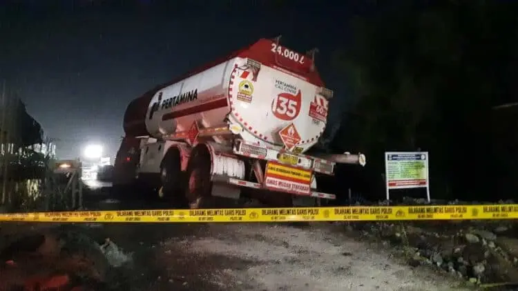 Sopir Lompat, Truk Pertamina Melaju Sendirian Tabrak Mobil dan Pembatas Jembatan