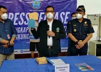 Kepala BNN Provinsi Banten, Brigjend Pol Hendry Marpaung, menunjukkan barang bukti sabu, di kantornya, Jumat (19/8/2022). (ISTIMEWA)