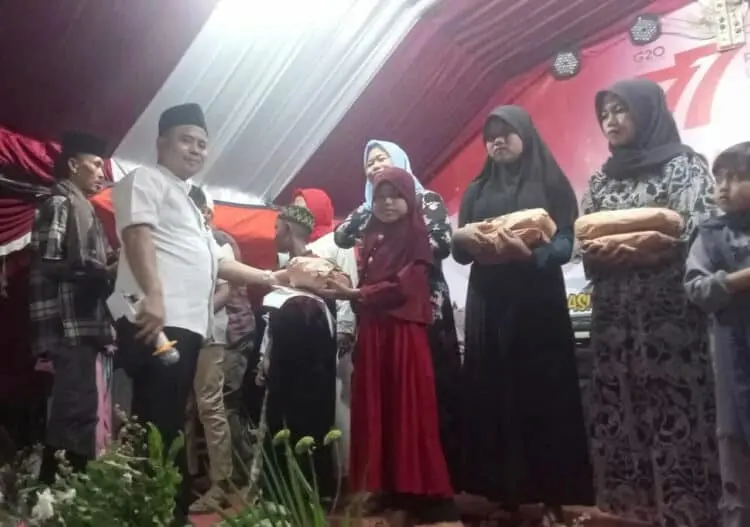 Peringati HUT RI, Puluhan Anak Yatim di Kampung Kadong-dong Disantuni