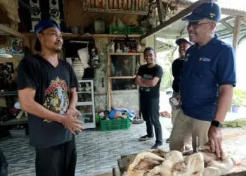 PJ Sekda Banten M. Tranggono, sedang berbincang dengan masyarakat. (ISTIMEWA)