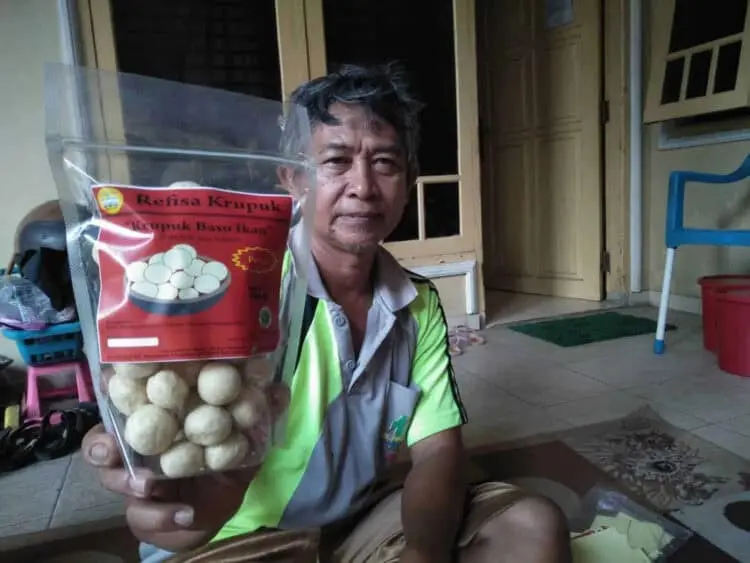 Ali Suryaman, pelaku UMKM di Kota Serang, menunjukkan produknya, Minggu (21/8/2022). (ISTIMEWA)