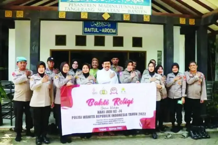 Polwan Polres Tangsel Adakan Bhakti Religi di Ponpes