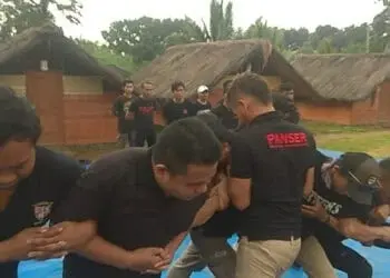Sejumlah buruh FSB Garteks, berlatih pengamanan unjukrasa. (ISTIMEWA)