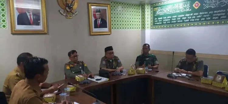 Pegawai Dinas Satpol PP Kabupaten Serang, menggelar rapat koordinasi penertiban pasar yang ada di wilayah Cikande. (ISTIMEWA)