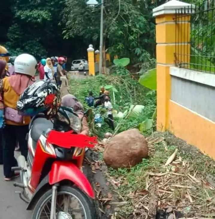 Pemotor Terperosok ke Longsoran di Jalan Raya Taktakan Kota Serang, Begini Kondisinya