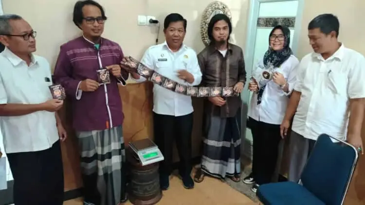 Petugas Diskoumperindag Kabupaten Serang uji barang, kopi Abah. (ISTIMEWA)
