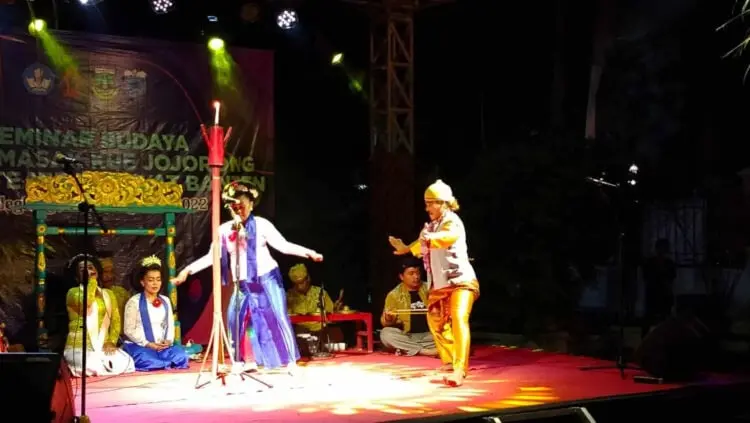 Pementasan seni Theater Tradisional Ubrug, di Bale Budaya Pandeglang, Sabtu (27/8/2022) malam. (SIDIK/SATELITNEWS.ID)