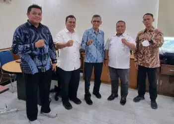 Caretaker Forum CSR Provinsi Banten, Gatot Yan S, berfoto bersama. (ISTIMEWA)
