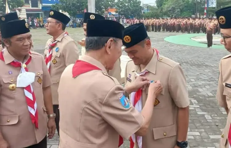 Setia kepada Pramuka, Hendra Kwarcab Tangerang Diganjar Lencana Pancawarsa II