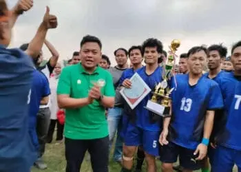 Anggota DPR RI Fraksi PPP, Iip Miftahul Khoir, berfoto bersama dengan para pemain bola. (ISTIMEWA)