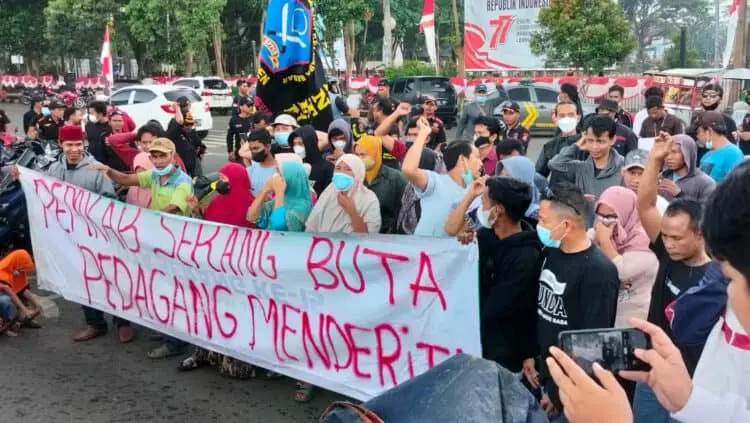 Menolak Dibongkar, Pedagang Pasar Cimol Kabupaten Serang Kepung Pemkab