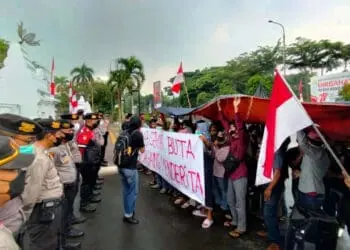 Para pedagang Pasar Cimol Cikande, Kabupaten Serang, berunjukrasa di Pemkab setempat, Senin (29/8/2022). (SIDIK/SATELITNEWS.ID)