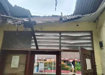 Bagian atap kelas SDN Serdang 2 Kramatwatu, Kabupaten Serang, ambruk, Senin (29/8/2022). (ISTIMEWA)