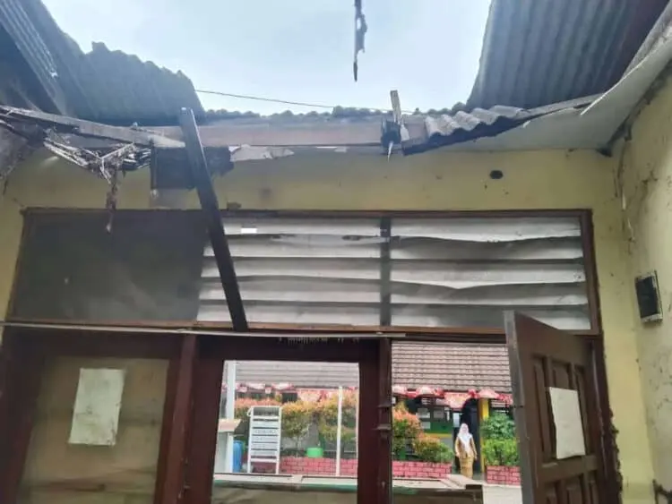Atap Ruang Guru SDN Serdang 2 Kabupaten Serang Ambruk