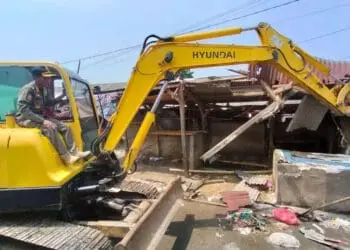 Alat berat bongkar lapak pedagang di Pasar Cimol, Cikande, Kabupaten Serang, Selasa (30/8/2022). (SIDIK/SATELITNEWS.ID)