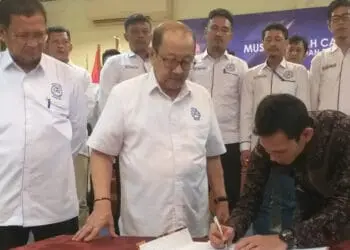 Ketua BPC Gapensi Pandeglang terpilih, H. Fuad Hasan mendatangani berita acara pelantikan Pengurus BPC Gapensi Pandeglang, di Aula salah satu hotel di Pandeglang, Selasa (2/8/2022).