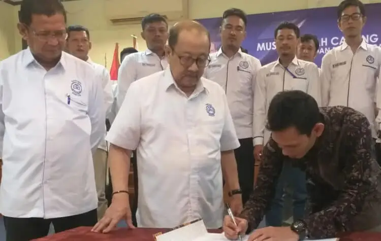 Ketua BPC Gapensi Pandeglang terpilih, H. Fuad Hasan mendatangani berita acara pelantikan Pengurus BPC Gapensi Pandeglang, di Aula salah satu hotel di Pandeglang, Selasa (2/8/2022).