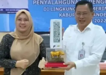 Bupati Pandeglang, Irna Narulita, sedang memberikan cenderamata kepada pemateri pencegahan dan penindakan penyalahgunaan penggunaan Napza di lingkungan Pemda Kabupaten Pandeglang, di Oproom Setda Pandeglang, Rabu (3/8/2022). (ISTIMEWA)
