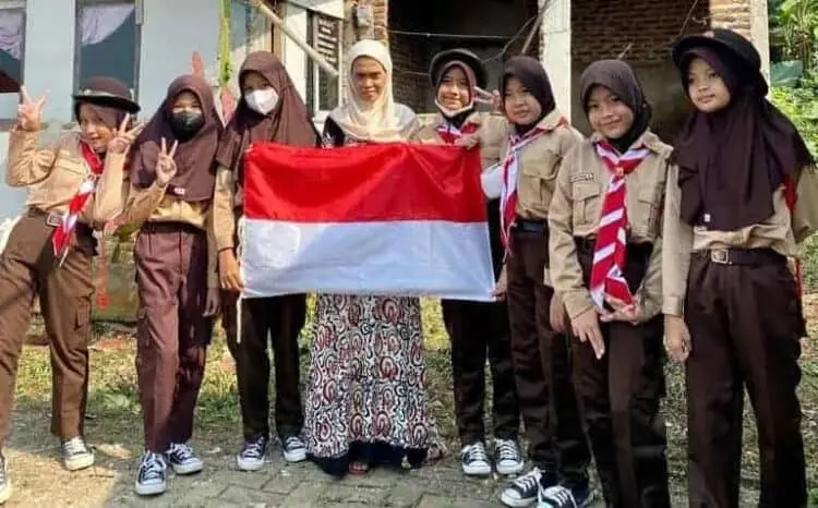 Pelajar SDN Pandeglang 4 Bagikan Bendera Merah Putih ke Masyarakat, Ini Tujuannya